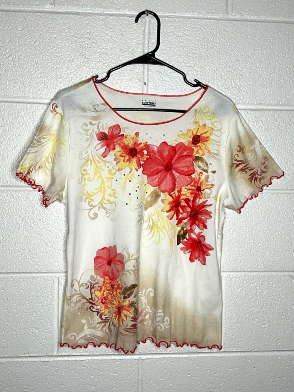 < Vintage Basic Editions Floral Lettuce Hem Top >